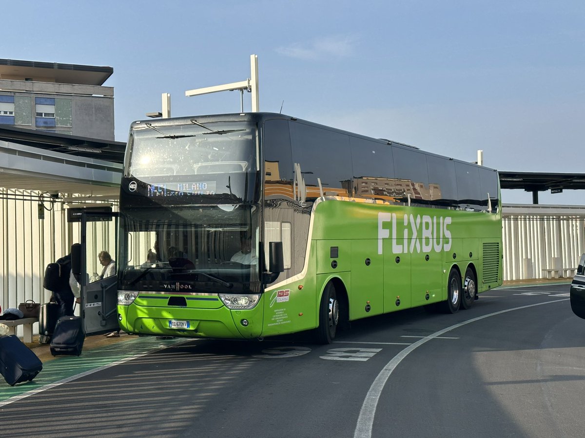 alexhornbyrail's tweet photo. Intercity coach rivals get on their marks at Terminal Bus Di Brescia this morning… 

@FlixBus #Itabus 🇮🇹 https://t.co/WV0UxcthY4