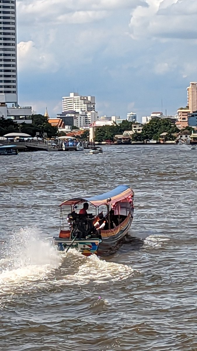 azaryr's tweet photo. Chao Phraya River, Sathorn Pier, Bangkok https://t.co/glycA4eQAG