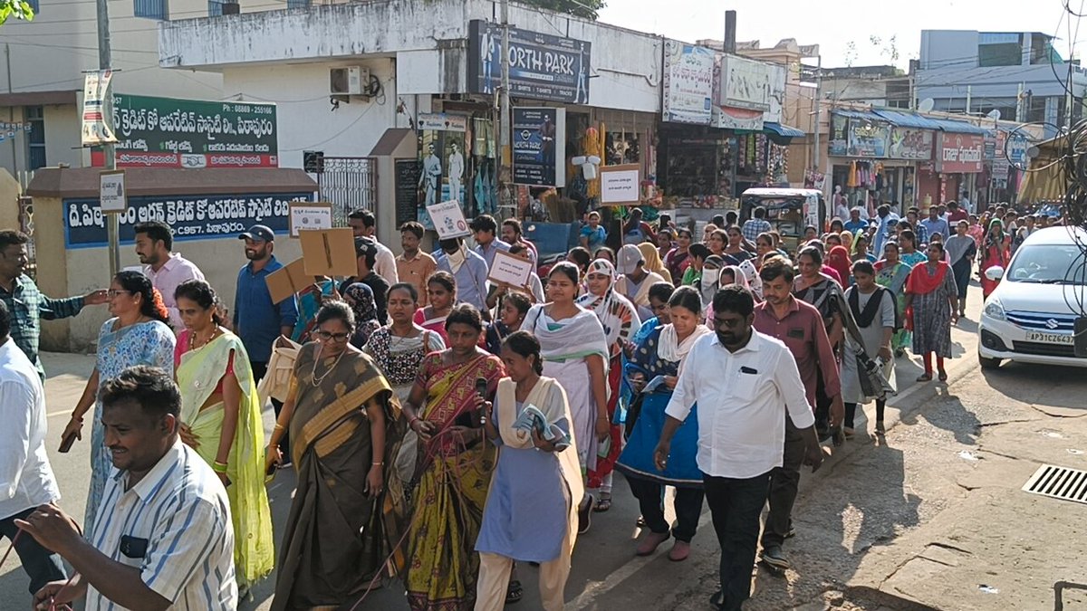 PithapuramM's tweet photo. As part of #SwachhtaLeagueSeason2  @PithapuramM  conducted Swachhata Rally and Human Chain @SwachhaAndhra @SwachhBharatGov @SwachSurvekshan 
#SwachhataHiSeva https://t.co/PVutjG2HyL