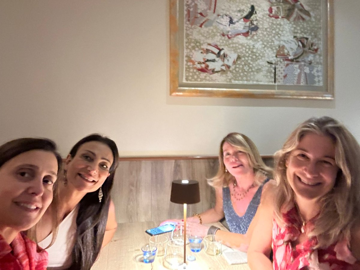 federicabianchi's tweet photo. Girls in the city #friendsfor40years #magicalrome #sushi https://t.co/BbE5wDJsYt