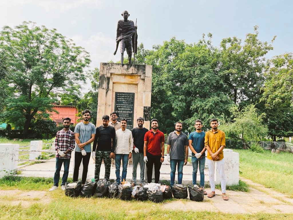 drindreshshukla's tweet photo. #SundayForSociety
#SFD
Plastic waste was collected at Gandhi Park Lucknow University under the #BeatPlasticPollution Campaign run by #Students_for_Development Lucknow Mahanagar. https://t.co/sfDi9YWCRd