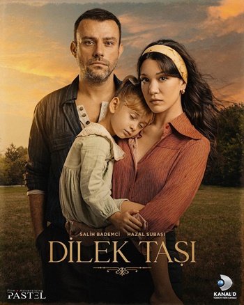 DİLEK TAŞI; 'O GÜNLERİ YAŞAMIŞ BABAMIN ANILARI VAR'
#DilekTaşı Kanal D'nin bu sezon flaş dizisi. Bir 12 Eylül hikayesi. Az sayıda 'siyasi içerikli' dizi yapılır ekranda. Özel bir durumu var bu dizi hikayesinin. Senaryoyu yazan Can Sinan'ın babası 68 kuşağının köşe başlarını