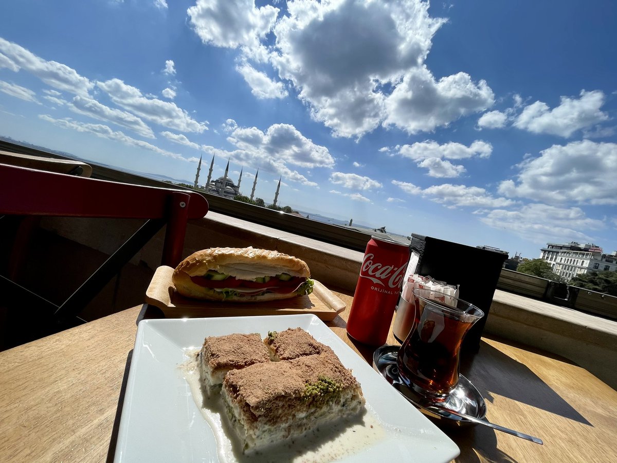 海外旅行から帰宅。ブルーモスクとバクラバとチャイ。