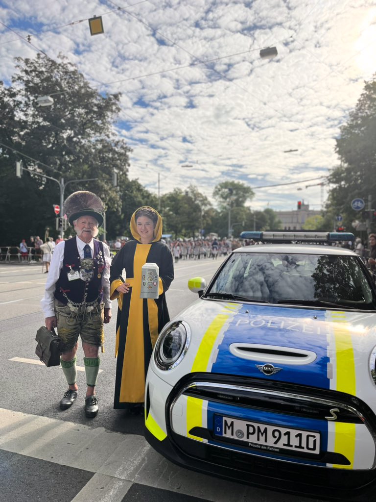 Unter weiß-blauem Himmel führen wir heute den Trachten- und Schützenzug an. Wir wünschen allen Zuschauern und Wiesnbesuchern einen schönen Festtag.