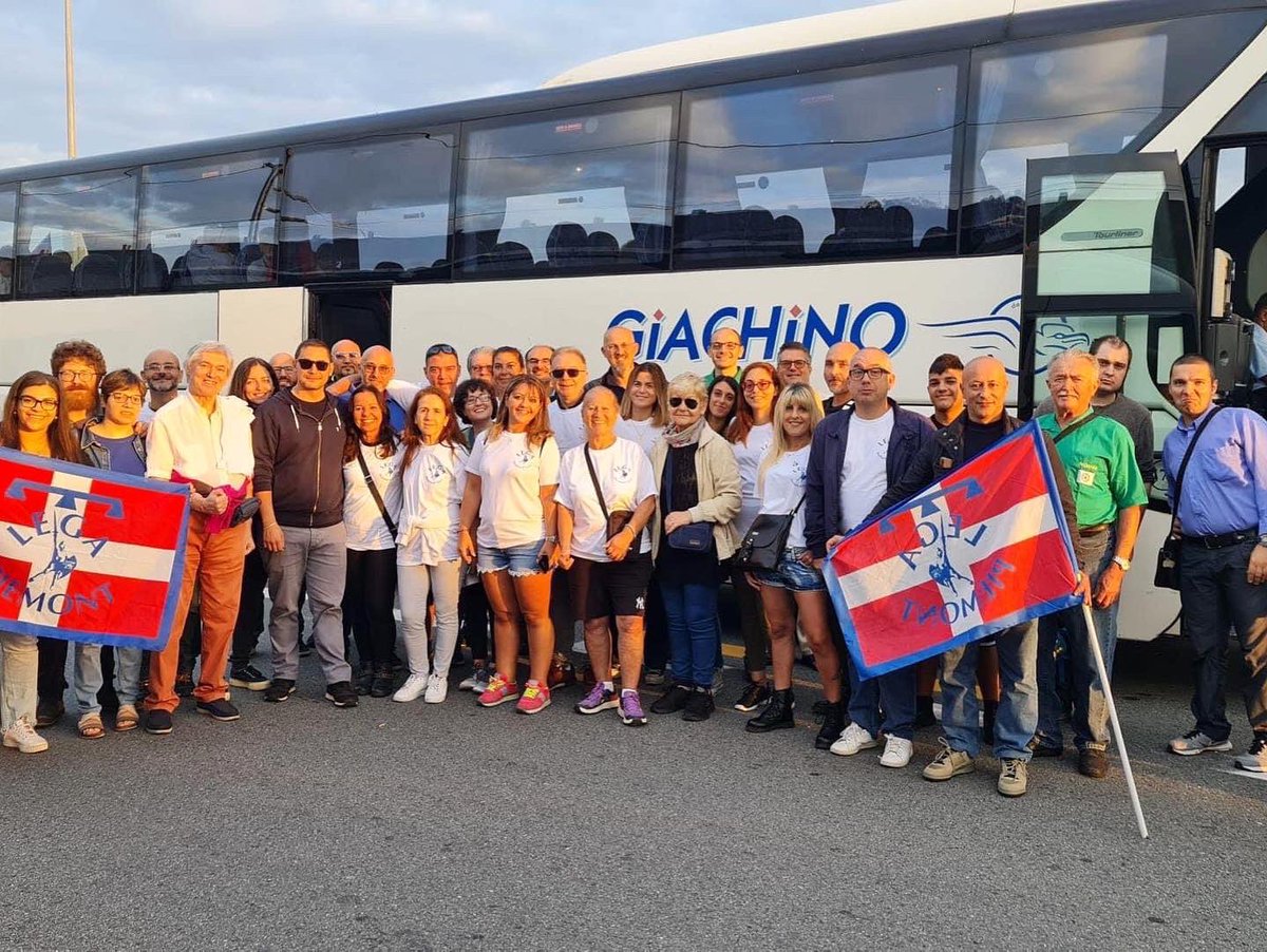 matteosalvinimi's tweet photo. Qui Pontida, ci siamo quasi!
Continuano ad arrivarci tante foto di pullman provenienti da tutta Italia. 
Dai, dai, dai! #Pontida23 https://t.co/nPrbneGVKo