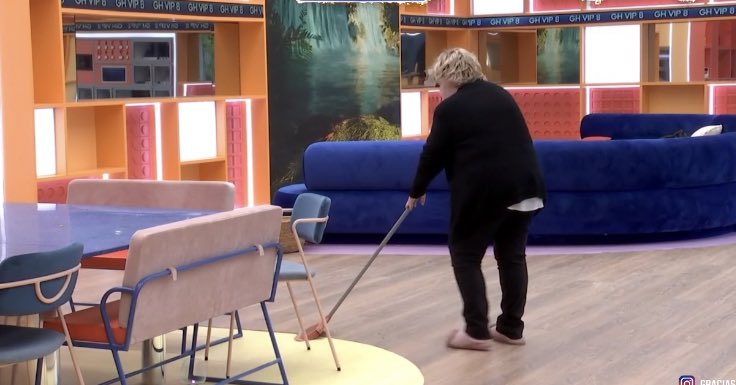 SrtaCotilla_'s tweet image. Karina ya está limpiando para los que dicen que solo está sentada.  #GHVIP17S