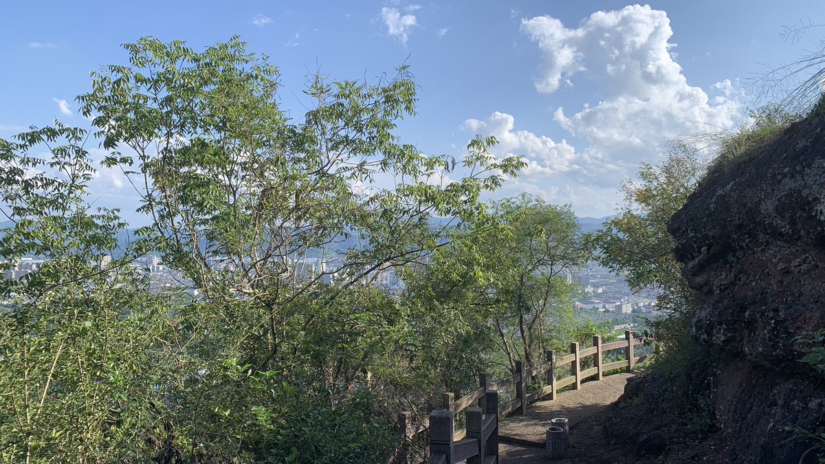 寻天台山 孟浩然 吾友太乙子,餐霞卧赤城。 欲寻华顶去,不惮恶溪名。 歇马凭云宿,扬帆截海行。 高高翠微里,遥见石梁横。