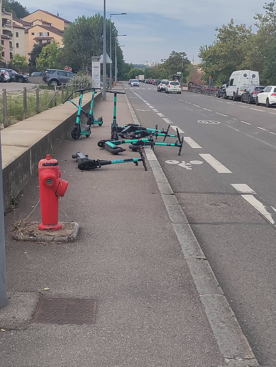 Delphine_EEL's tweet photo. Dites @tier_mobility on est censé faire quoi là ? Les cyclistes et piétons ne vous remercient pas, ni vous ni vos clients. 
Quant à @lyon_metropole, ce sont vos client.e.s ou vos employé.e.s qui garent leurs trott comme des sagouins? Un petit msg à faire passer non? https://t.co/WpLTzcfK8R