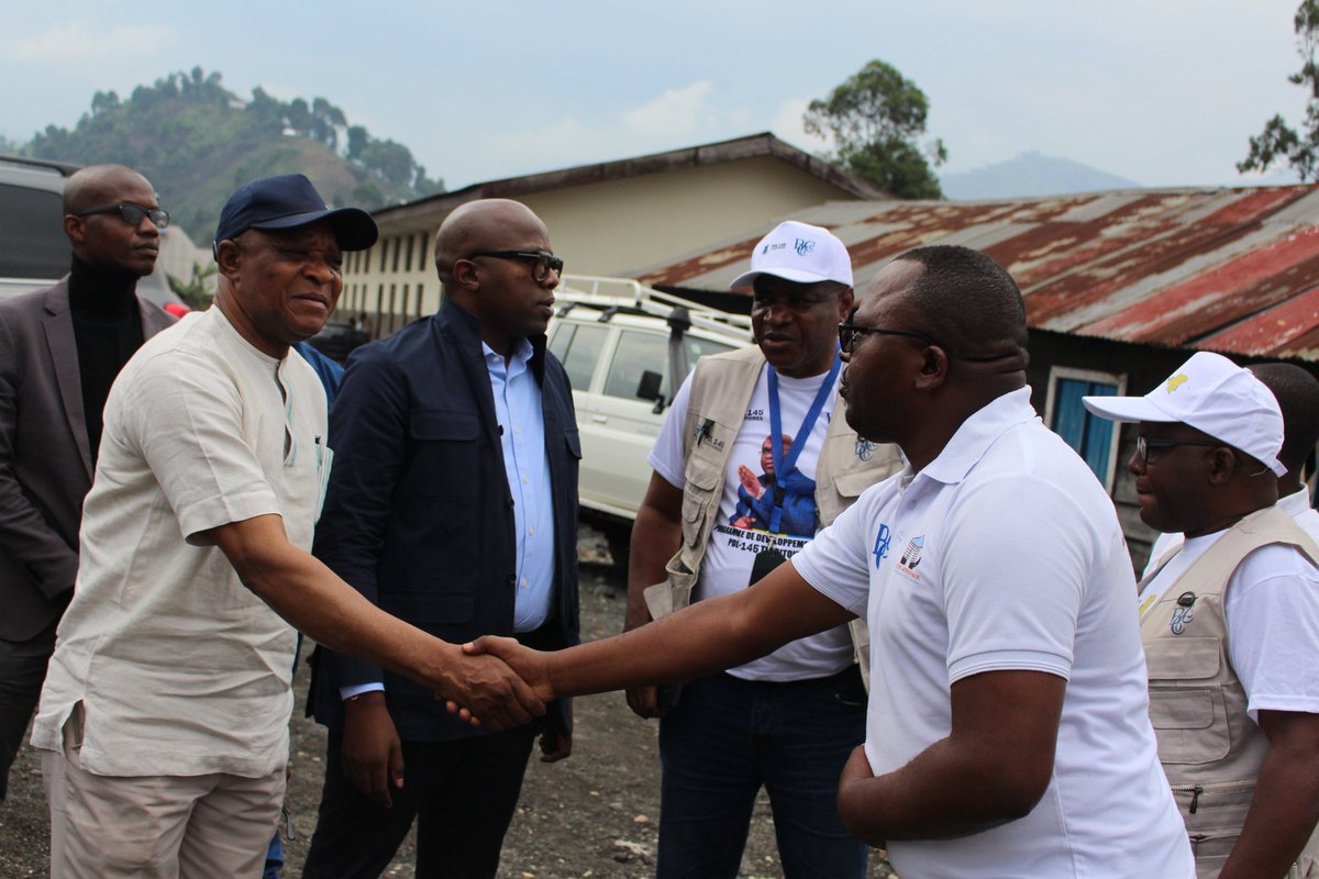 TujitegemeeCaap's tweet photo. #RDC: Le chargé de mission du Chef de l'État pour le Grand Kivu, @KahashaP, a visité l'EP KASHOPFU II, ce samedi.
Cette école du @PDL145T_RDC est à #MASISI au #NordKivu.
Il a rassuré la population sur la volonté de @fatshii13 de retrouver la paix au Kivu https://t.co/atETg5qSiK