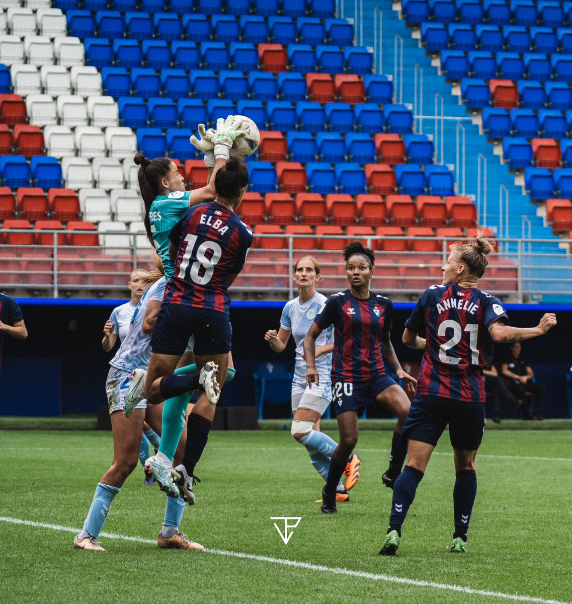 Unas pocas imágenes más del partido de ayer entre @SDEibar y #levantelasplanas