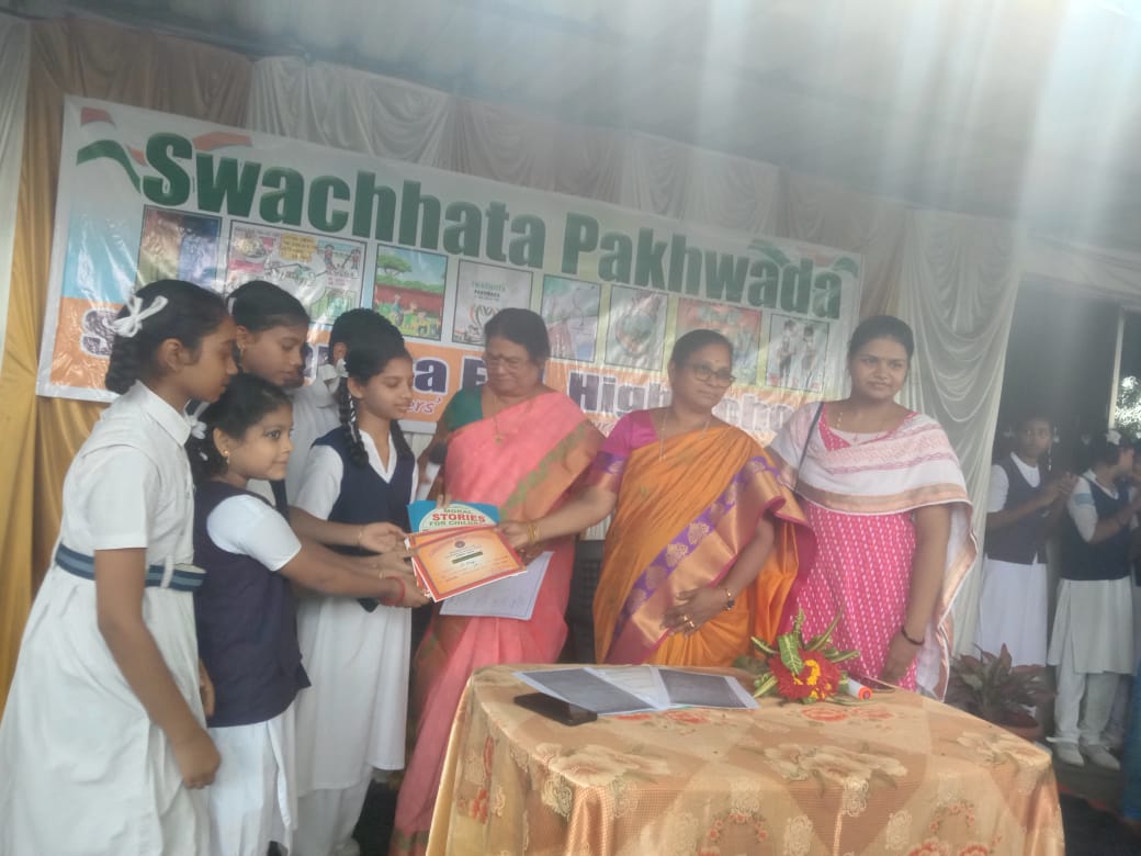 PithapuramM's tweet photo. As part of #SwachhataPakhwada Commissioner of @PithapuramM has participated in prize distribution at Adarsh Convent, Drivers colony. @SwachhaAndhra @SwachhBharatGov @SwachSurvekshan #IndianSwachhataLeague #SwachhBharat #swa https://t.co/AePk1s8DGG