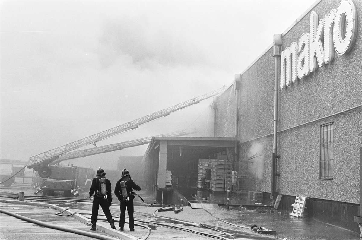 Op 17 september 1985 ontstaat brand in een filiaal van de Makro in Amsterdam-Duivendrecht. De brand is het gevolg van een aanslag door de actiegroep  Revolutionaire Anti-Racistische Actie. Er vallen geen gewonden en het pand gaat verloren. #brandweer 
nl.wikipedia.org/wiki/Revolutio…