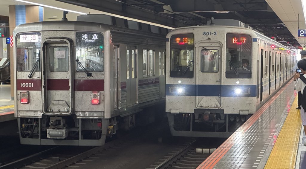 Tobu_unyo_'s tweet image. 本日は北千住⇔佐野間にて団体列車が運行しました
始発駅の北千住では「普通 成島」「普通 佐野」などスカイツリーラインでは見れない行き先が出ていました
また、800系列がスカイツリーラインを走るのは今年の3月下旬以来です

#800系 #801F #団体列車