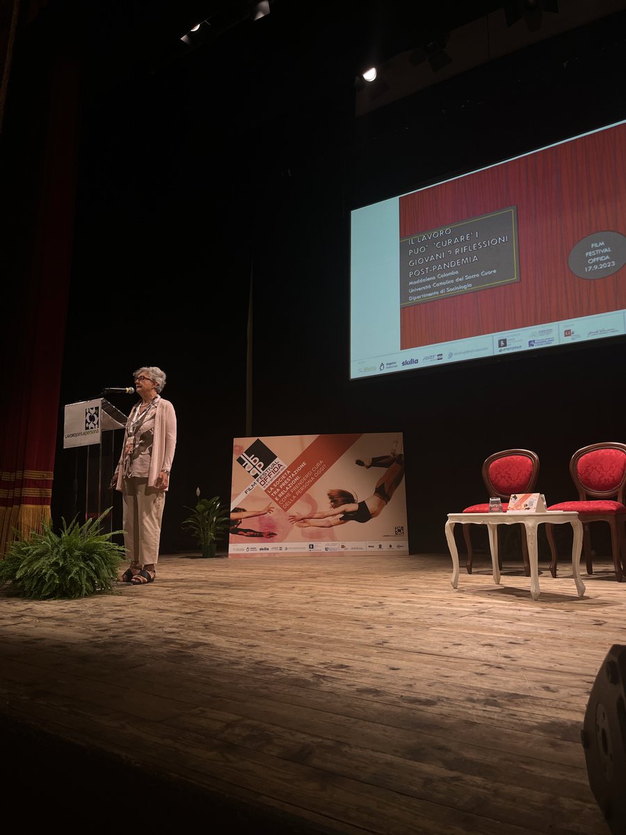 Apriamo l’ultima sessione dell’#OFF23 con una lecture a tema #scuola di Maddalena Colombo, professoressa dell’<a href="/Unicatt/">Università Cattolica</a>: “Viviamo in Paesi in cui i #giovani ormai sono #invisibili e irrilevanti anche nel mondo del #lavoro. Hanno tutto per essere protagonisti, ma sono invisibili”