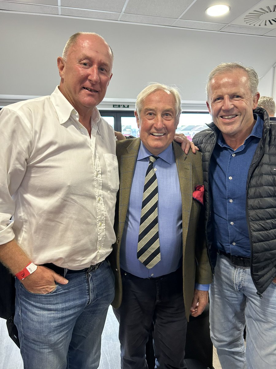 Sat between Rugby Royalty for Phil Bennet Foundation Barbarians Scarlets rugby brilliantly led by <a href="/CQCardiff/">Craig Quinnell</a> again
Good to see so many friends there #westisbest