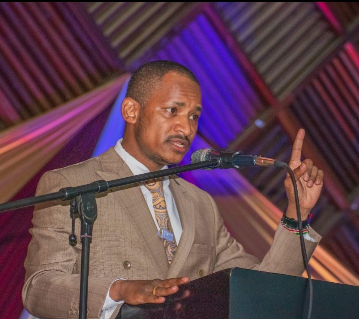 omwambaKE's tweet photo. Seems like the race for Nairobi Gubernatorial seat has started on a very high note beteween Babu Owino and Governor Sakaja.
Who will you vote for as  the Governor for Nairobi in 2027? 
Let's settle this once and for all Like for Babu Owino 
Retweet for For Johnson Sakaja https://t.co/r9JBNu4zYl