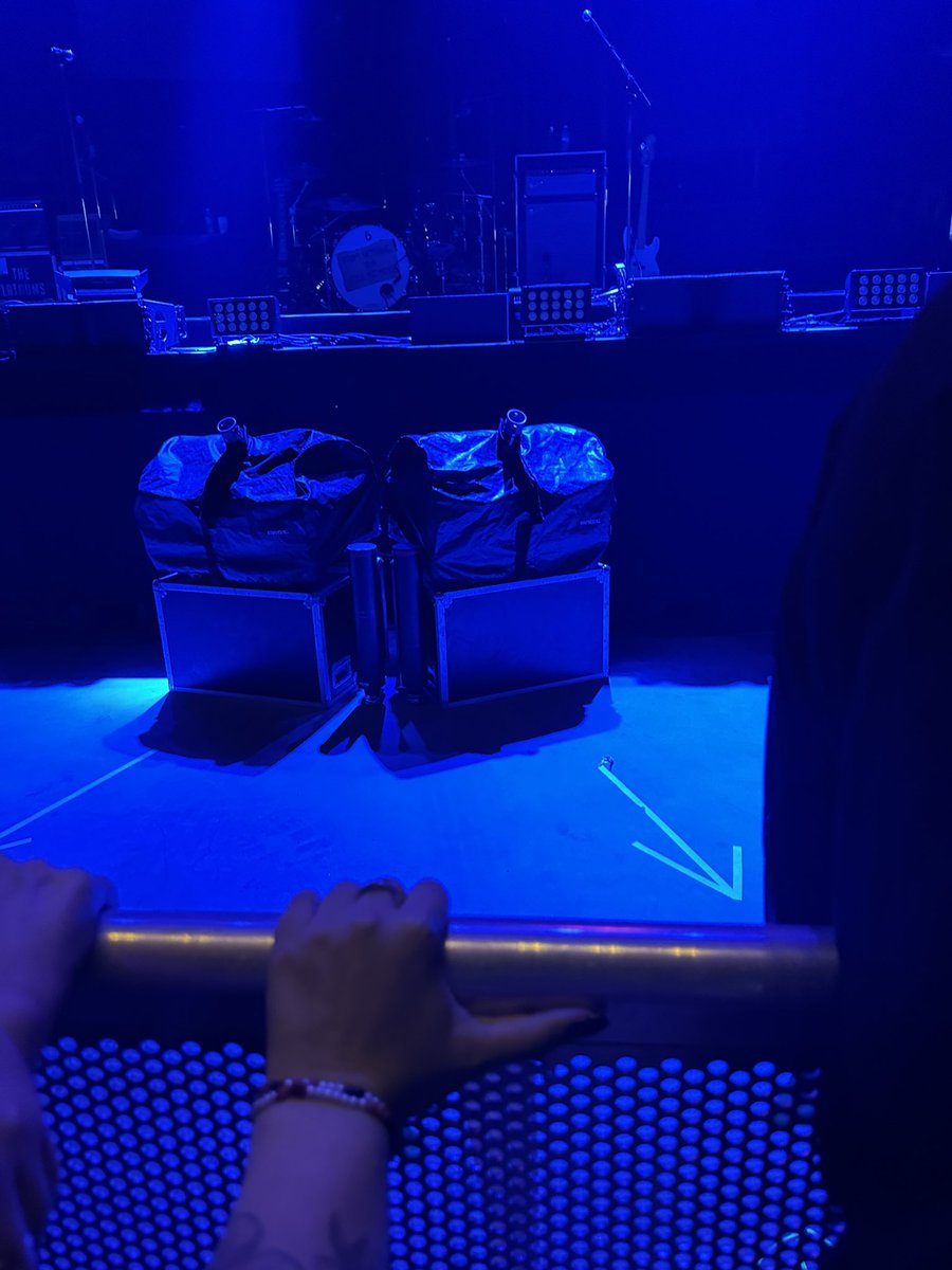 harriescasa's tweet photo. rt to get barricade on louis’ concert🕯️ https://t.co/Su55jPu1Ej