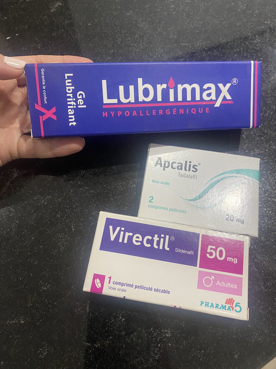 Lapetiteso_'s tweet photo. 🚨 Tri en cours lors d’une collecte de médicaments à destination des caravanes médicales
Nous remercions chaleureusement ce donateur en particulier qui a décidé que du lubrifiant et que du Viagra devaient figurer sur la liste du 1er convoi urgent de dons 😂 https://t.co/lnnWCeiu04