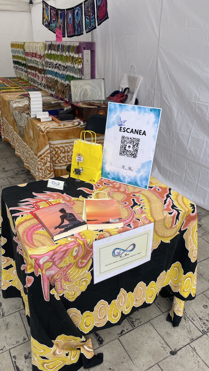 Aquí estamos en el Passeig de Bellvitge, junto al antiguo Mercado Municipal #novela #LHCultura #ferias