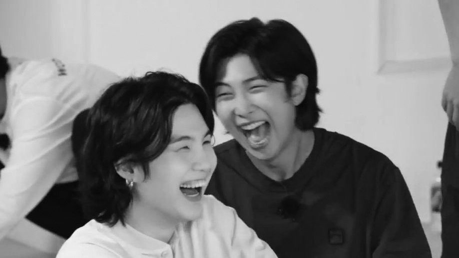 EB0YRM's tweet photo. don't separate our namgi </3 https://t.co/qmUjElJ8az