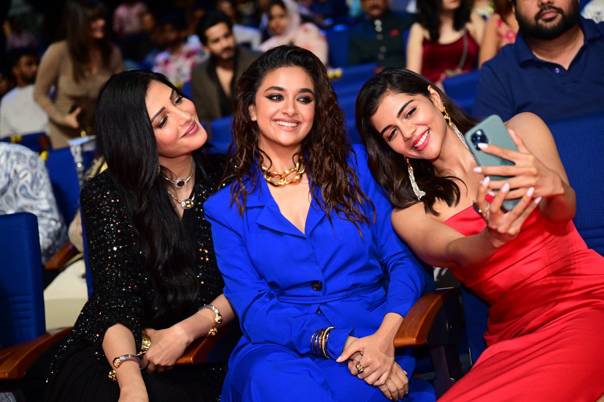 Keerthy_FanPage's tweet photo. At #SIIMA2023 Awards 💙 https://t.co/Pj6B5FRxCv