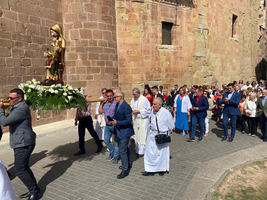 TurismoNajera's tweet photo. ¡Feliz día de Santa María la Real, najerinos! A las 12, tras la misa en la Iglesia del Monasterio, la imagen de la Virgen saldrá a la calle en una Procesión acompañada de la Coral Najerense.

#Najera #Turisno #LaRiojaApetece #NajeraEnFiestas https://t.co/4qEpiynipp