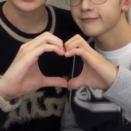 myseokryudan's tweet image. matthew having the tiniest hands in mattaewook