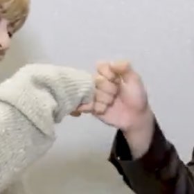 myseokryudan's tweet image. matthew having the tiniest hands in mattaewook