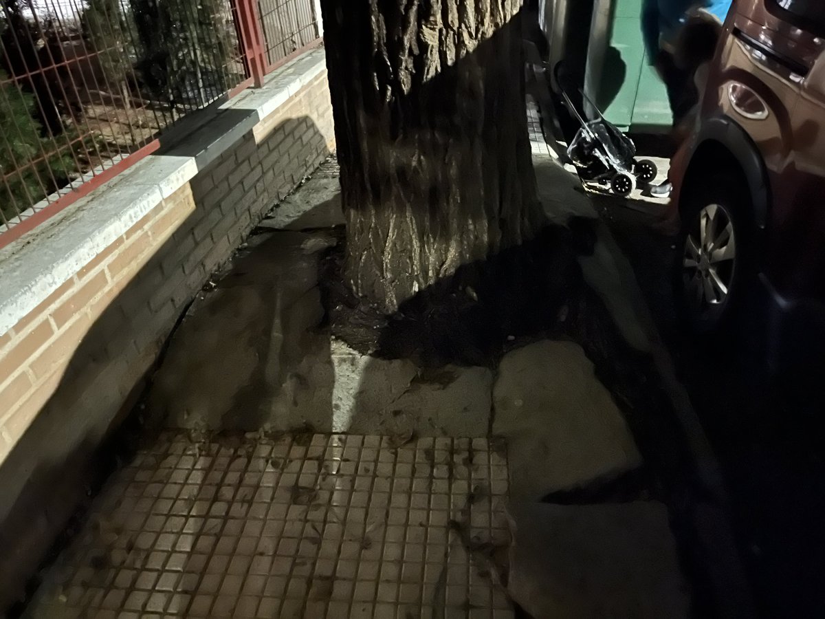 Caminando esta noche me he fijado en la falta de accesibilidad (y en este caso directamente de tránsito) de muchas calles… Está acera es intransitable. Cuando luego haces un proyecto de actividad ese mismo ayuntamiento te exige que tu local se accesible… curioso… #aparejador