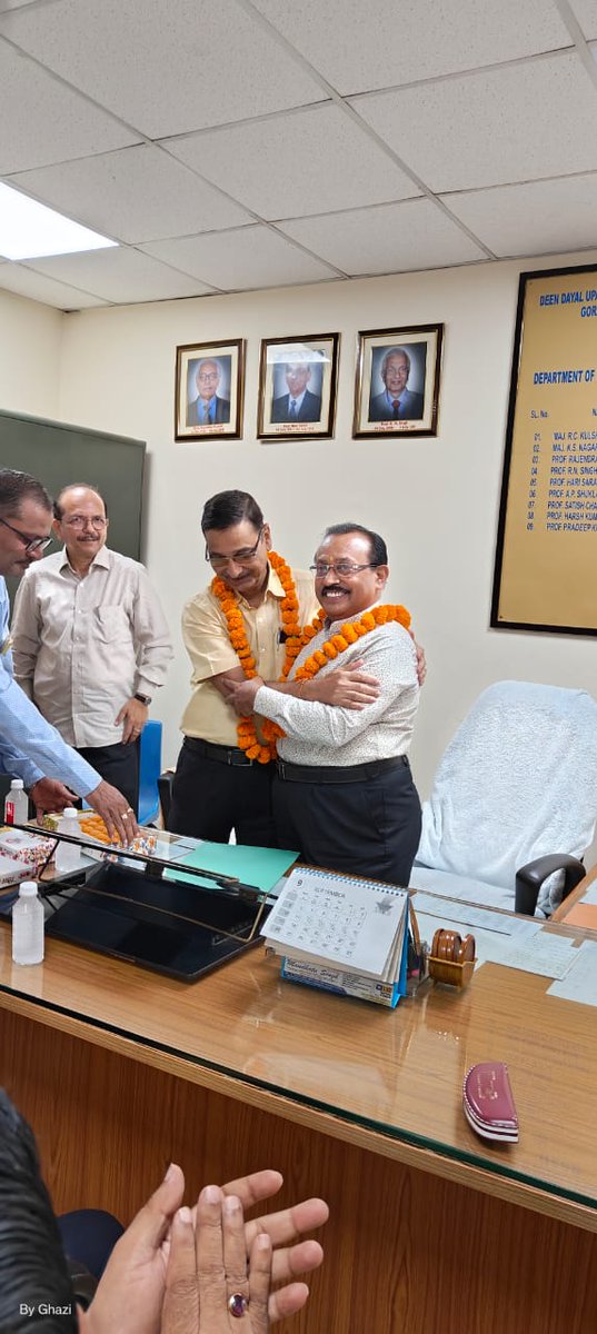 ddugu_dodss's tweet photo. आज रक्षा एवं स्त्रातजिक अध्ययन विभाग में आदरणीय प्रोफेसर प्रदीप कुमार यादव सर ने विभाग के अध्यक्ष पद का कार्यभार प्रोफेसर विनोद कुमार सिंह सर को सौंपा। प्रोफेसर प्रदीप कुमार यादव सर एवं प्रोफेसर विनोद कुमार सिंह सर को बहुत बहुत बधाइयां एवं शुभकामनाएं. 💐💐💐 https://t.co/hLqdZ6jkYO