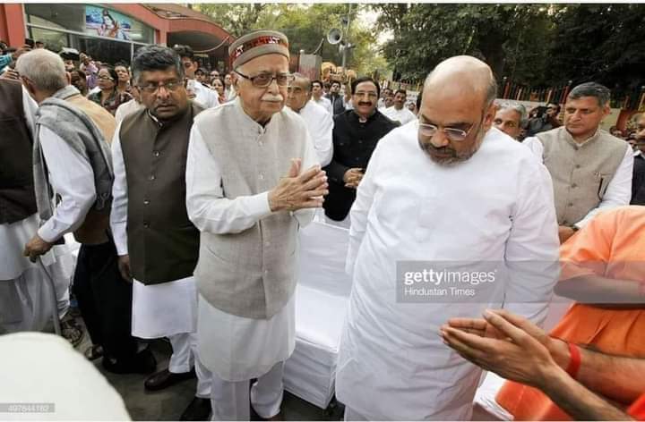 नौकरी तो 9 साल से हाथ जोड़े खड़े आडवाणी जी को भी नहीं दे पाएं! #राष्ट्रीय_बेरोजगार_दिवस कितना ही ट्रेंड करा लो इनके पास तो झोला है!😊