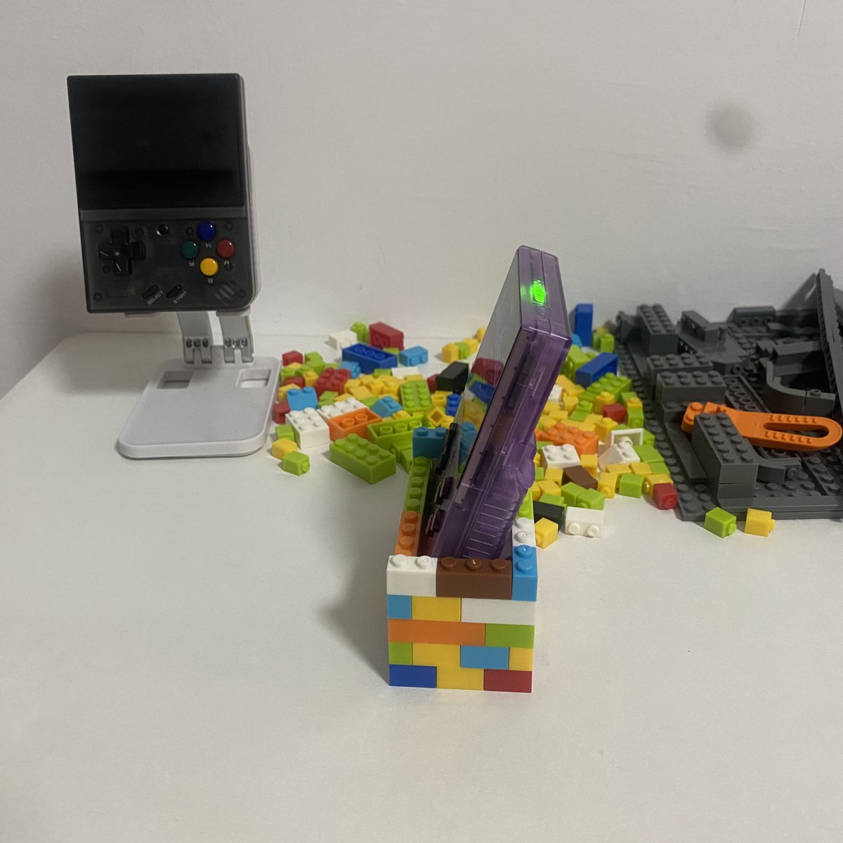 gogamegeek's tweet image. I built a simple brick stand for the Miyoo Mini Plus this weekend🧩#gogamegeek #retrogame #miyoominiplus