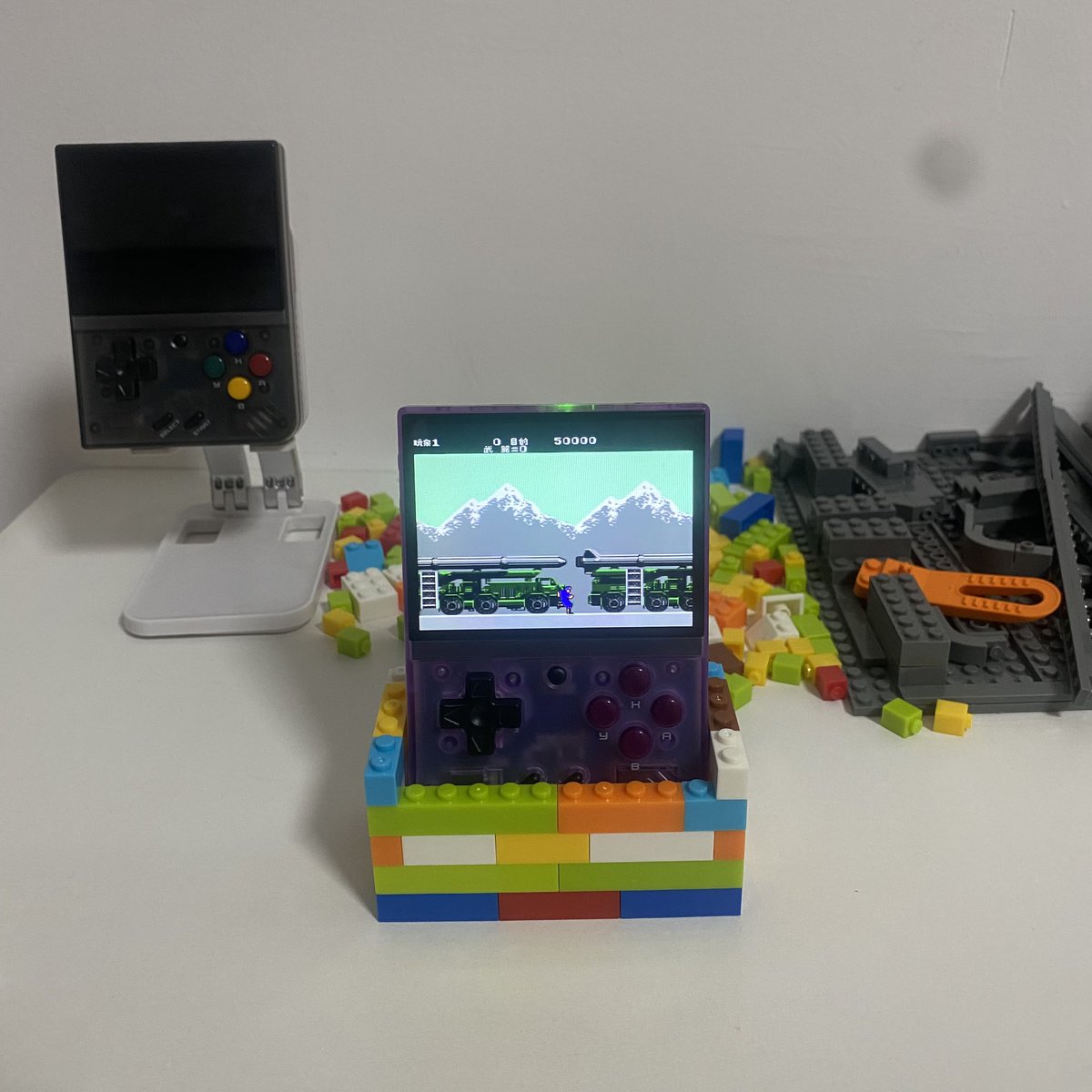 gogamegeek's tweet image. I built a simple brick stand for the Miyoo Mini Plus this weekend🧩#gogamegeek #retrogame #miyoominiplus