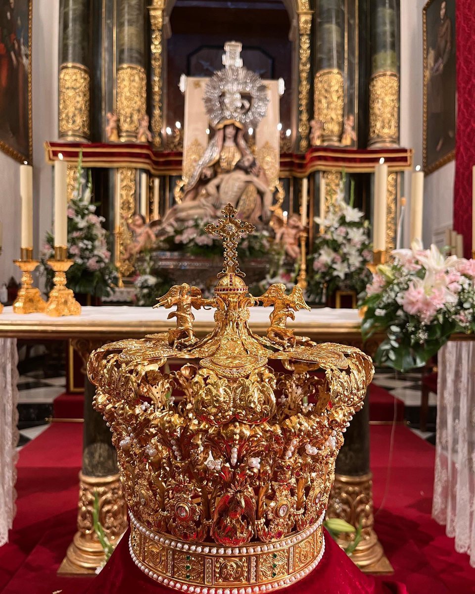 Esta es la corona conmemorativa del I Centenario de Coronación Canónica de la Virgen de las Angustias.

Ha sido realizada por el orfebre granadino Alberto Quirós.