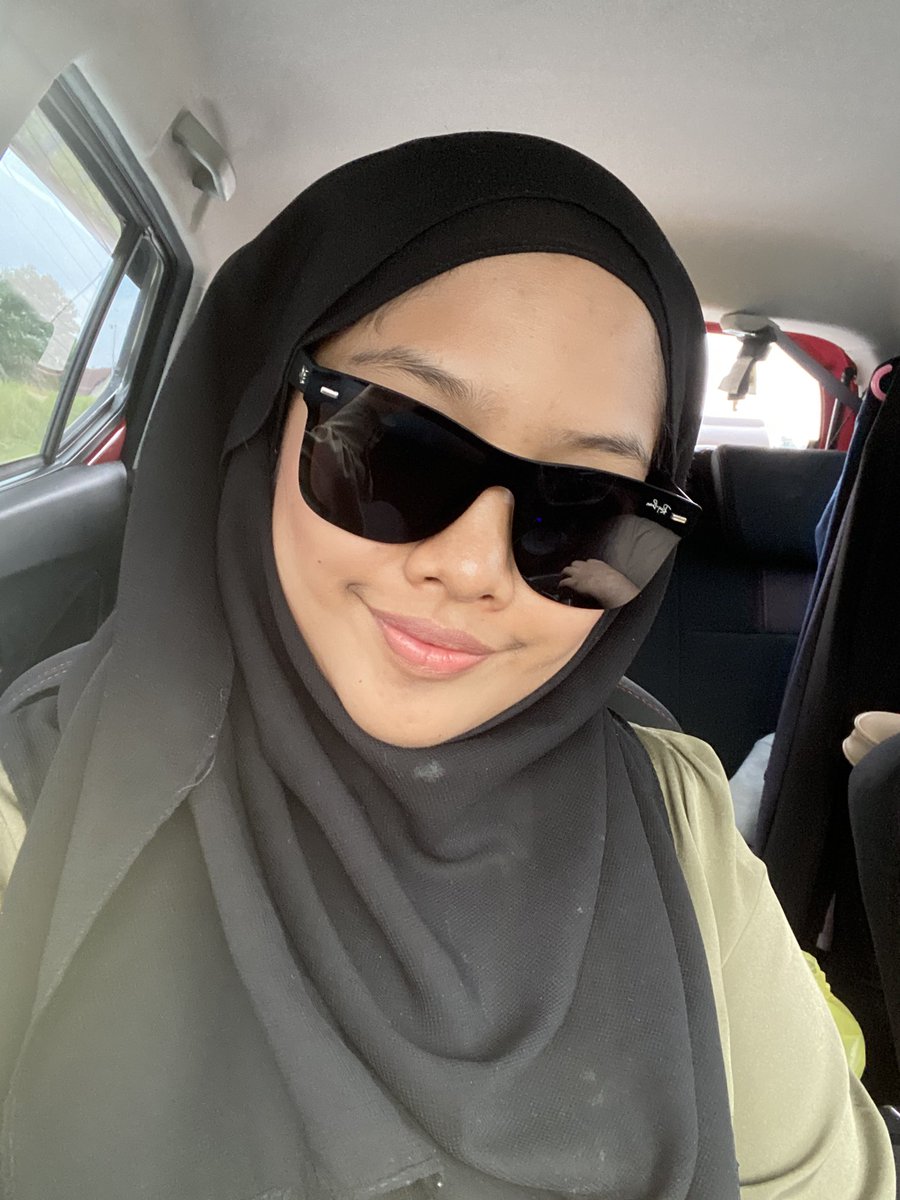 tiber suka dgn kulit sendiri.. abaikan tudung yg comot.. 
btw i just pakai skincare je
cleanser, essense and serum: @tatagaltier 
sunscreen, exfloliate, bluemarine, rosaglow: @kaymanbeauty 
today no makeup sebb blik KL. x pi mne2😂😂
i hope my skin will like this smpai tua🤭