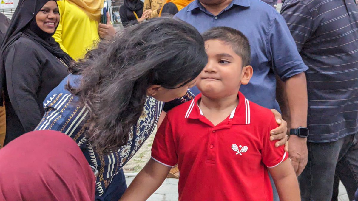 ShahuuRiza's tweet photo. ހުޅުމާލެ ފޭސް 2  ޓަވަރަކަށް ފަހު ޓަވަރެއް. ވަރުބަލިކަމެއްނެތި 🏃‍♀️

ރައީސް @ibusolih އަށް ތާއީދު ހޯދުމަށް އަނބިކަނބަލުން @thadhs ހުޅުމާލެ ފޭސް 2 ރައްޔިތުން ގާތަށް ދޮރުން ދޮރަށް ހިންގެވުން.

@ali_niya @safaathahmed
#VoteMDP 
#IbuAslam2023 
#UfaaveriAmaanRaajje https://t.co/4Nnx8jUgWt