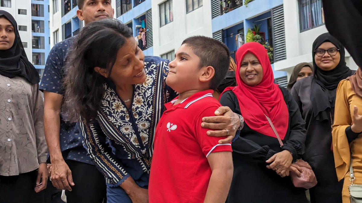 ShahuuRiza's tweet photo. ހުޅުމާލެ ފޭސް 2  ޓަވަރަކަށް ފަހު ޓަވަރެއް. ވަރުބަލިކަމެއްނެތި 🏃‍♀️

ރައީސް @ibusolih އަށް ތާއީދު ހޯދުމަށް އަނބިކަނބަލުން @thadhs ހުޅުމާލެ ފޭސް 2 ރައްޔިތުން ގާތަށް ދޮރުން ދޮރަށް ހިންގެވުން.

@ali_niya @safaathahmed
#VoteMDP 
#IbuAslam2023 
#UfaaveriAmaanRaajje https://t.co/4Nnx8jUgWt