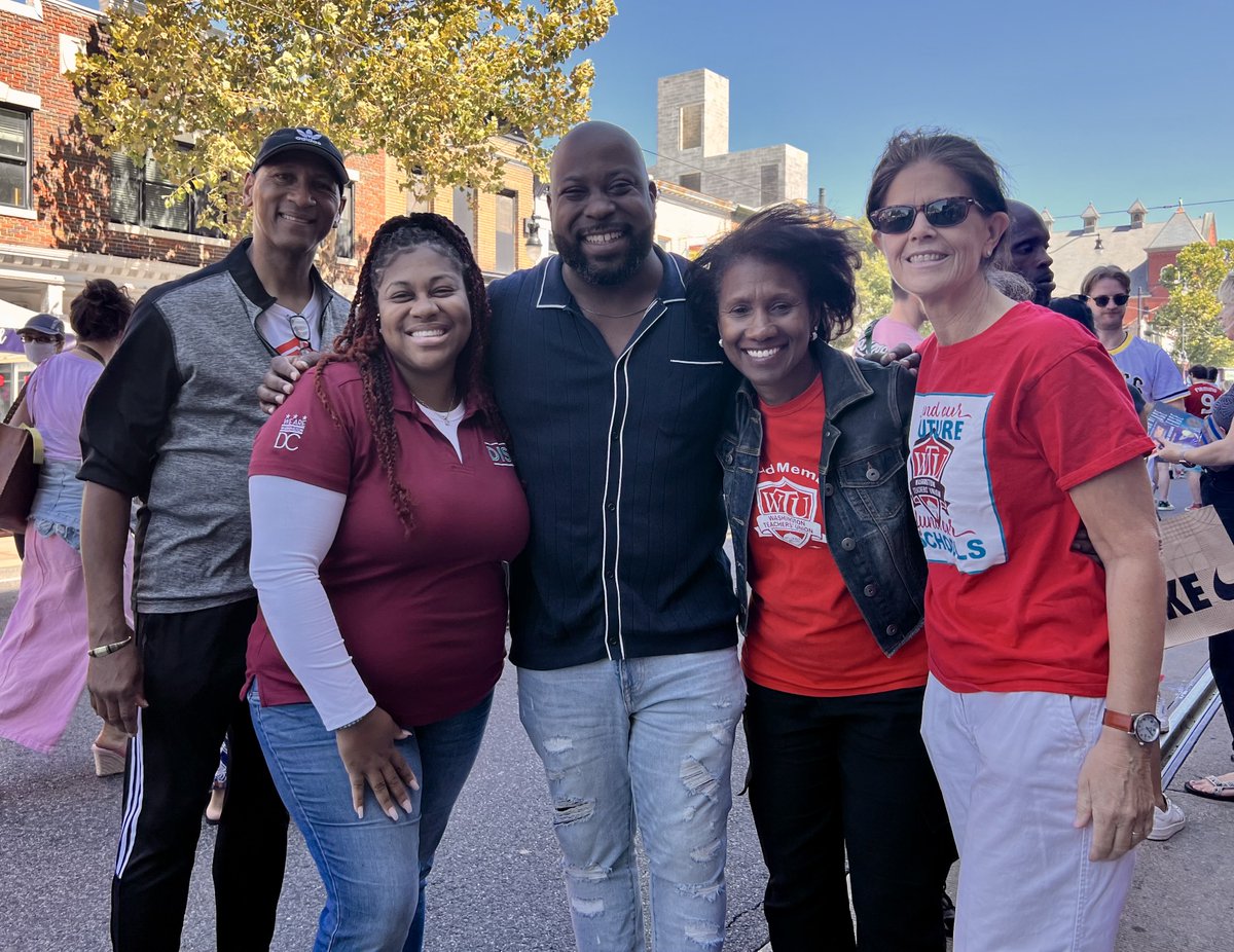 @wtuteacher, WTU gave every DCPS student a free book of choice at the Sept. 16th H-Street festival and invited all to sign our petition for safe schools. Thanks to @DCSBOE @BrandonBest for your continued support! #realsolutions, #readingopenstheworld, #redfored