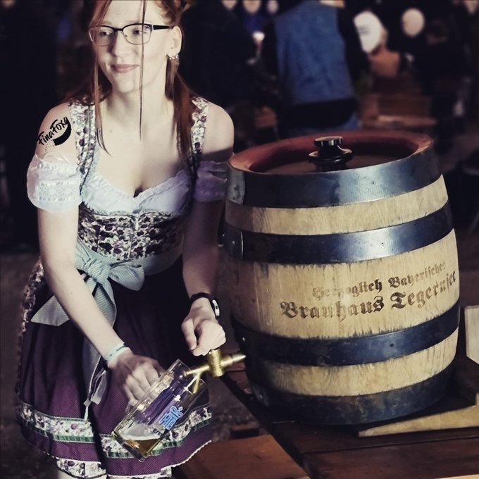 O'zapft is! 🍻 Na, wie mach ich mich so am Zapfhahn? 😅  #finafoxy #redhead #redhair #redheadswithglasses<a href="/tag/berlin"class="tags"><span>#berlin</span></a><a href="/tag/redhead"class="tags"><span>#redhead</span></a><a href="/tag/redhair"class="tags"><span>#redhair</span></a><a href="/tag/venus"class="tags"><span>#venus</span></a><a href="/tag/girlswithglasses"class="tags"><span>#girlswithglasses</span></a>
