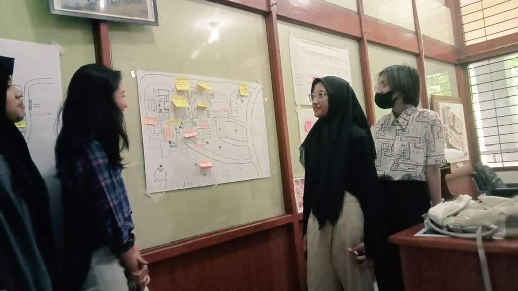 joeyakarta's tweet photo. Kembali memfasilitasi workshop #greenmap, kali ini lgsg dg tim mhs Dept Arsitektur UNS di @URDC_UNS. Pembekalan metode sebelum mrk terjun lakukan pemetaan komunitas di Desa Mojogedang Kab Karanganyar.
Konsep Think Global, Map Local @GreenMap msh sangat relevan.
Tertarik pelajari? https://t.co/uL7BfWAHM0