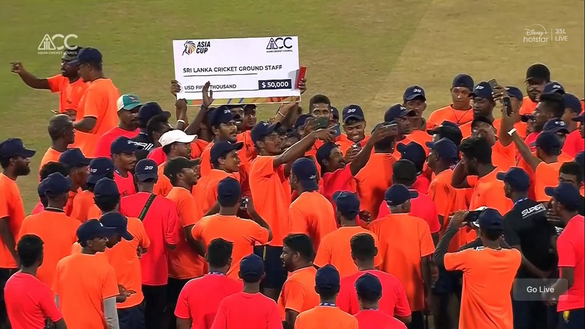 CricCrazyJohns's tweet photo. Picture of the Asia Cup.

The Sri Lankan ground staff with the Prize money. 

The heroes of this tournament. https://t.co/mOFhd3THHa