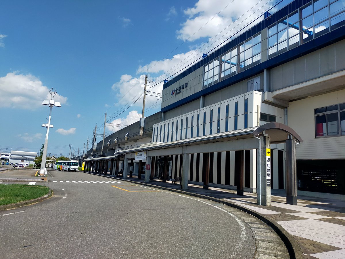 hitomeeeee1103's tweet photo. 十日町駅から出発🚃飯山線は初めて。おいこっとという観光列車に乗ったよ。
(ほかのお客さんをぼかしたり消したので列車の写真がボロボロですが)
#十日町駅
#飯山線
#おいこっと
#TOKYOの逆読みだそう
#OYKOT
#のどかな風景を楽しんでね的な? https://t.co/5xPNE4LE1F