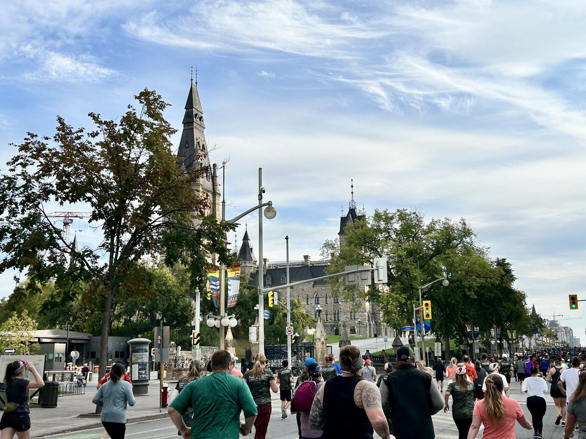 A wonderful morning at the @CanadaArmyRun with Senate #TeamSoberSecondSalvo showing support for those who have and continue to serve our country! 🇨🇦 #ArmyRun