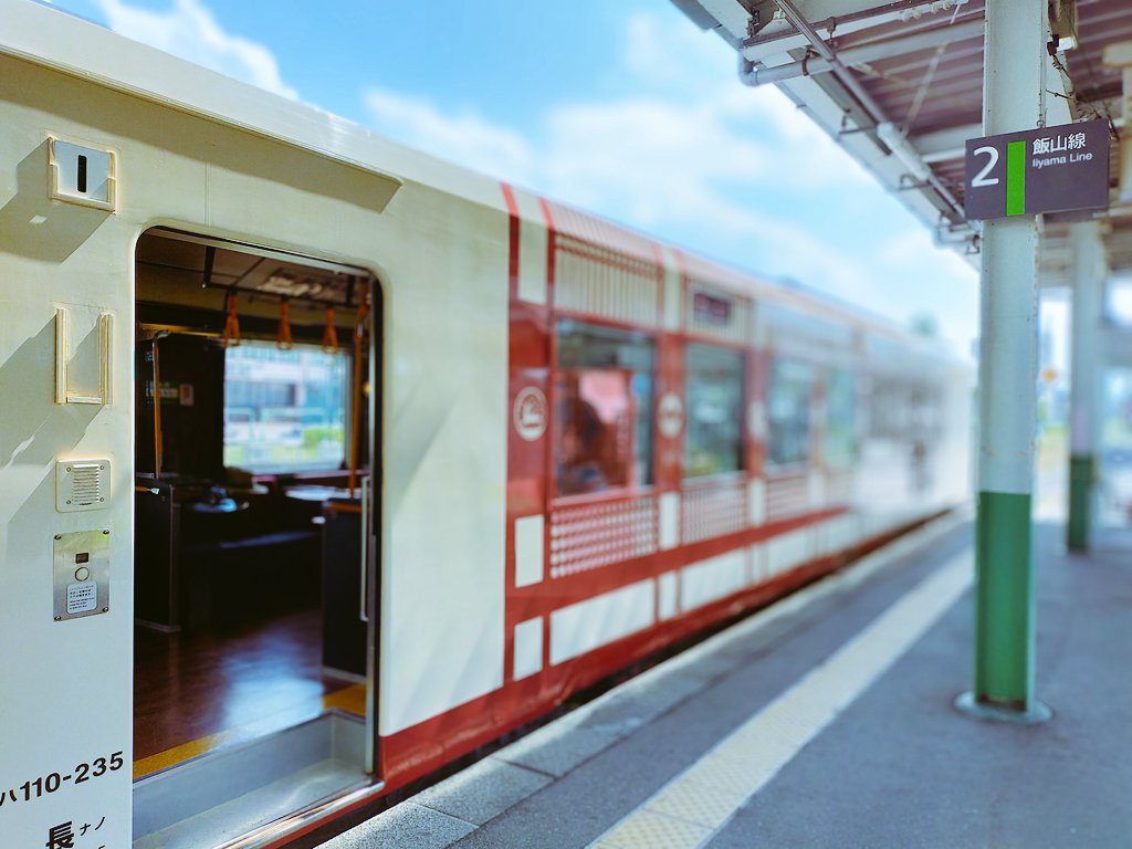 hitomeeeee1103's tweet photo. 十日町駅から出発🚃飯山線は初めて。おいこっとという観光列車に乗ったよ。
(ほかのお客さんをぼかしたり消したので列車の写真がボロボロですが)
#十日町駅
#飯山線
#おいこっと
#TOKYOの逆読みだそう
#OYKOT
#のどかな風景を楽しんでね的な? https://t.co/5xPNE4LE1F