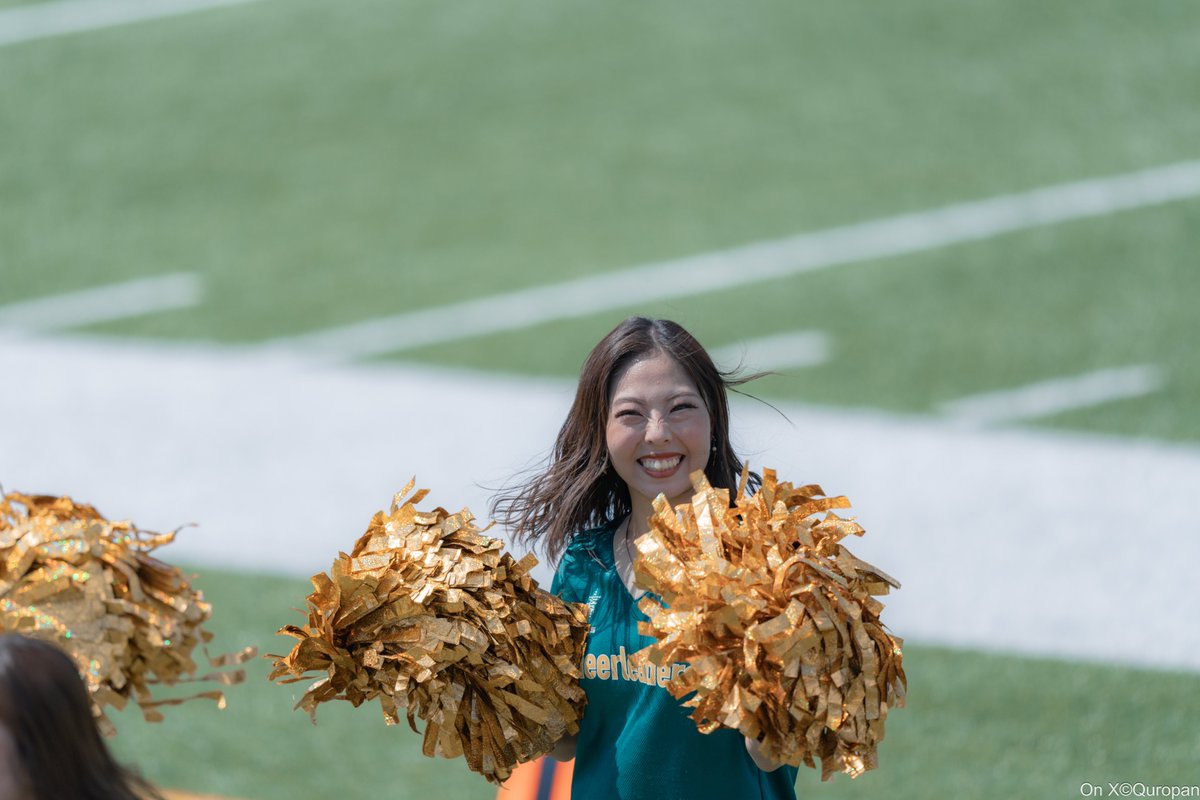 Quropan's tweet image. このスタジアムはチアさんの距離が近いのに柵が高く、正面から撮ると前列はもとより後列のチアさんの写真にも柵が写ってしまう。
ゲームに支障がない程度にばみりを後ろに下げてもらうと多少は撮りやすくはなるかも。
#jstarsチア
#TRIAXIS
#jstars