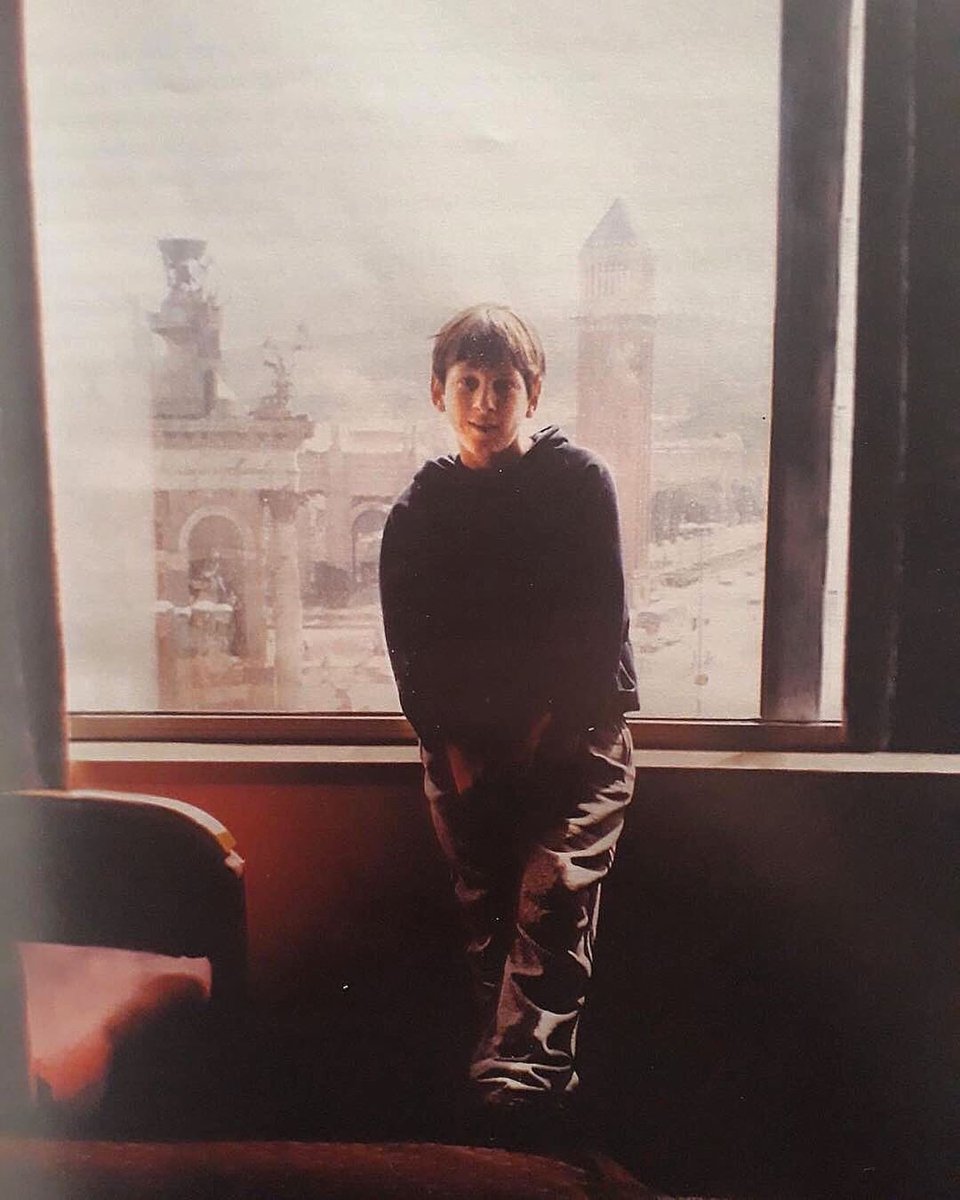 🔙🇦🇷 Hoy, esta fotografía tomada por Jorge Messi en la habitación 546 del Hotel Catalonia, con la Plaza España de fondo, cumple 23 años de antigüedad.

El protagonista es Lionel Andrés Messi, que con apenas 13 años recorrió más de 10 mil kilómetros desde Rosario, junto a su