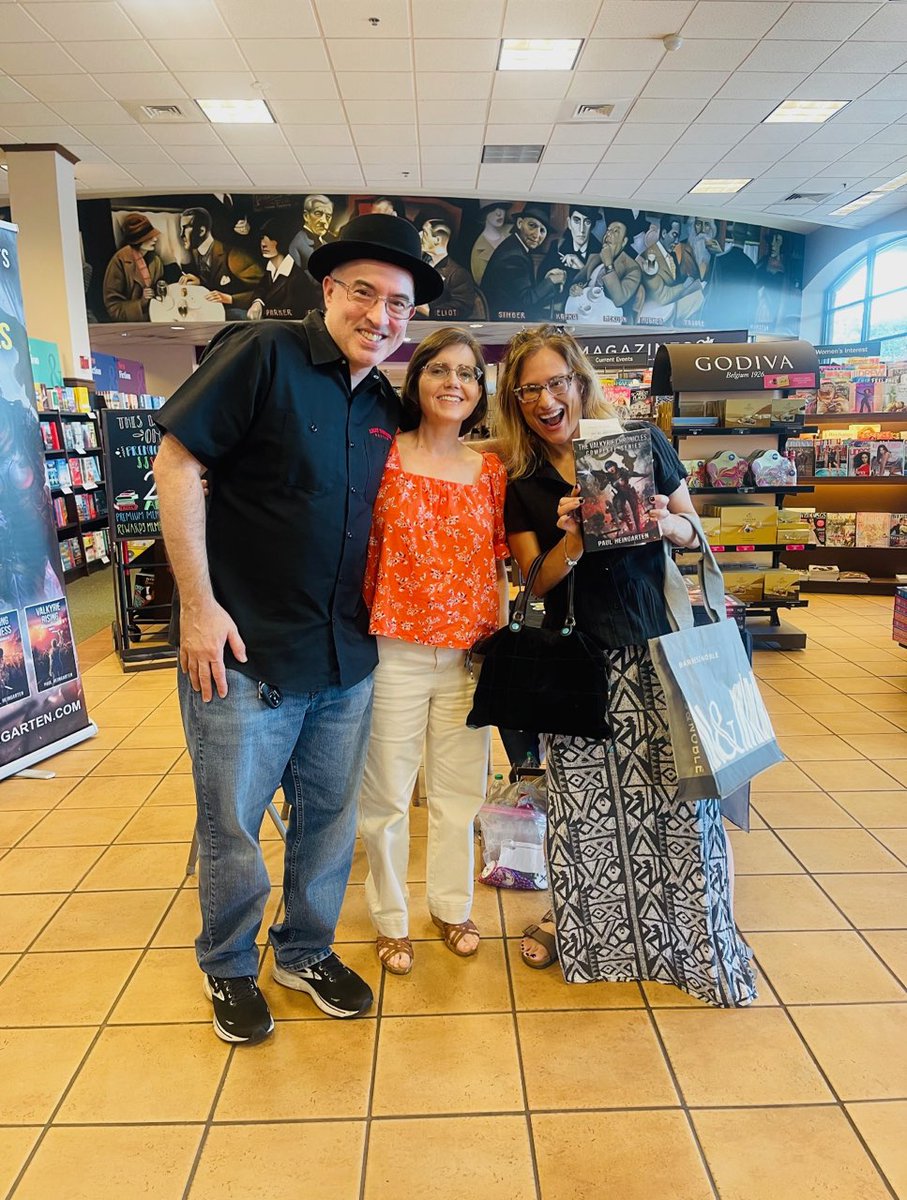 I had a fantastic book signing event at #BarnesAndNoble in Mandeville, LA yesterday!