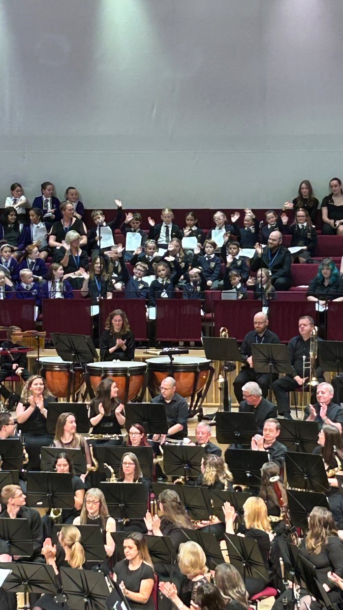 danni_banni's tweet photo. @StAndrewsCoE choir with the @MaghullWindOrch at the @liverpoolphil 🎶🎷 https://t.co/LjvSF5KoLn