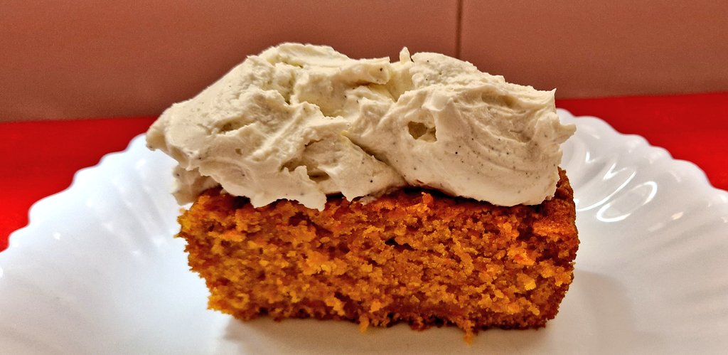 srdeserrano's tweet image. La proporción entre bizcocho de zanahoria y cobertura es de 50-50 🤔 #bizcocho #mascarpone #zanahoria #cocinacasera