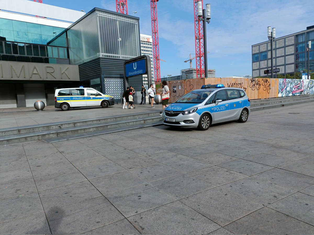 Die <a href="/BVG_Ubahn/">BVG U-Bahn</a> U2 hält nicht am Alex weil irgendjemand Dampf abgelassen hat? Riecht wohl pervers da unten.